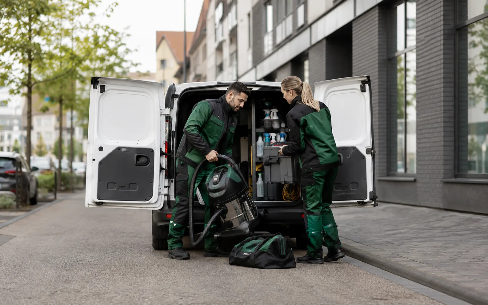 Reinigungsteam belädt morgens den Transporter vor einem Einsatz